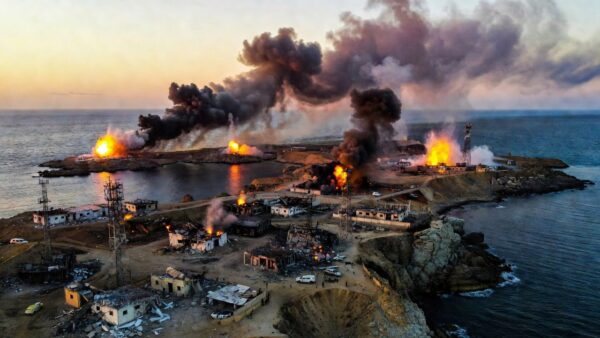 Embarcações no Estreito de Ormuz , vistas de Musandam, Omã, 15 de junho de 2026 — Foto: REUTERS/Stringer