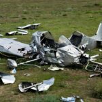 Equipes de resgate trabalham no local da queda de um avião em Tomblaine, no nordeste da França, neste domingo (28). O acidente matou as 11 pessoas que estavam a bordo da aeronave. — Foto: REUTERS/Christian Hartmann