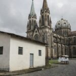 Igreja evangélica e catedral católica com urnas eleitorais no Brasil