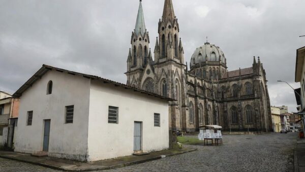 Igreja evangélica e catedral católica com urnas eleitorais no Brasil