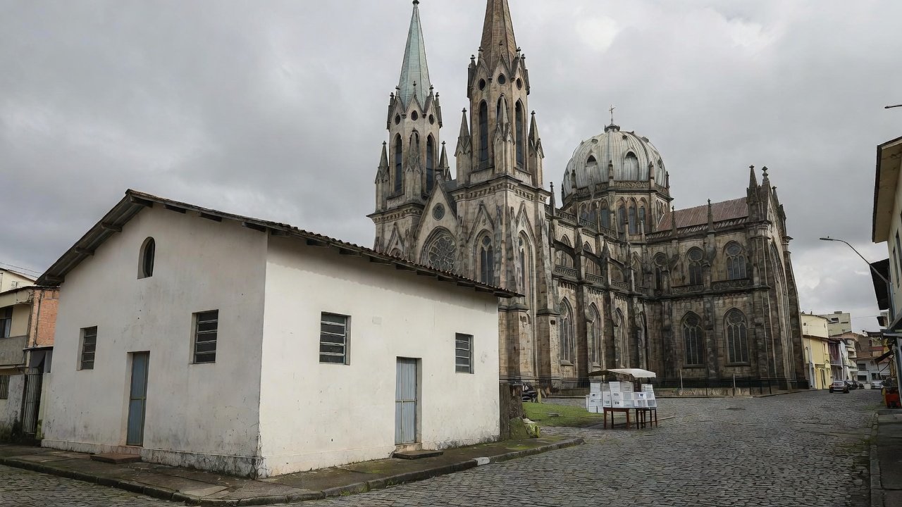 Igreja evangélica e catedral católica com urnas eleitorais no Brasil