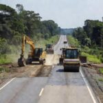 Obras de recuperação na BR-364 em Rondônia com máquinas pesadas