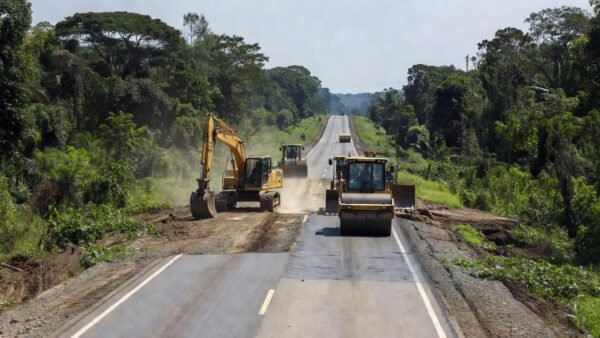 Obras de recuperação na BR-364 em Rondônia com máquinas pesadas