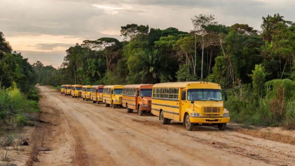 Ônibus escolares paralisados em União Bandeirantes