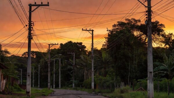 Postes de energia em Porto Velho sobre reajustes da Energisa
