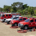 Viaturas do Corpo de Bombeiros com equipamentos para brigadistas temporários