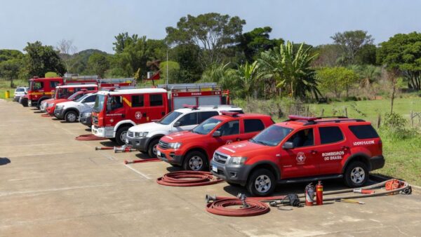 Viaturas do Corpo de Bombeiros com equipamentos para brigadistas temporários