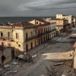 Terremoto em La Guaira, Venezuela, com edifícios danificados na costa