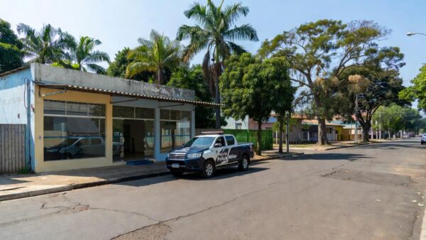 Farmácia em Porto Velho com viatura policial após ameaça com faca