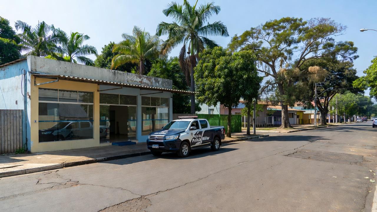 Farmácia em Porto Velho com viatura policial após ameaça com faca