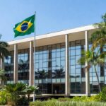 Fachada da Assembleia Legislativa de Rondônia sob céu azul