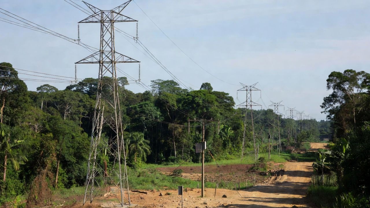 Postes e medidores elétricos em Rondônia sobre furto de energia