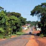 Estrada de acesso e veículos em Ariquemes, Rondônia