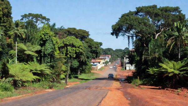 Estrada de acesso e veículos em Ariquemes, Rondônia