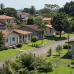 Bairros residenciais de Ariquemes com casas e ruas arborizadas