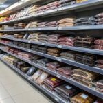 Corredor de supermercado em Porto Velho com charque exposto