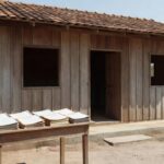 Fachada da Prefeitura de Parecis com documentos de licitações e assessoria jurídica