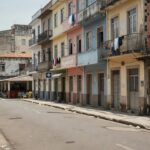 Rua urbana brasileira representando reinserção de pessoas em situação de rua