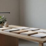 Ambiente de escritório com documentos representando protocolo de saúde mental no trabalho