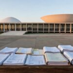 Congresso Nacional em Brasília com documentos fiscais representando reforma tributária