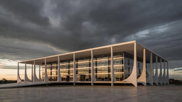 Fachada do Palácio do Planalto em Brasília sob céu nublado