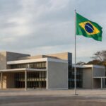 Prédio público brasileiro com bandeira hasteada no início do defeso eleitoral