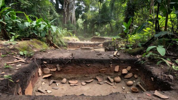 Sítio arqueológico em Porto Velho com escavações revelando ocupação pré-colonial