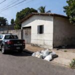 Viatura da Polícia Militar e drogas apreendidas em casa no bairro Pantanal
