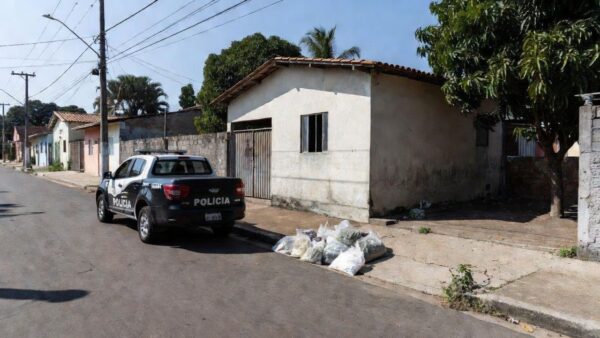 Viatura da Polícia Militar e drogas apreendidas em casa no bairro Pantanal