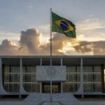 Fachada do Supremo Tribunal Federal em Brasília com bandeira brasileira, simbolizando transferência de ministro na 2ª Turma do STF