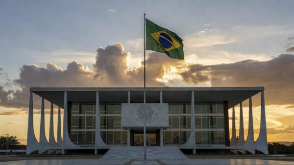 Fachada do Supremo Tribunal Federal em Brasília com bandeira brasileira, simbolizando transferência de ministro na 2ª Turma do STF