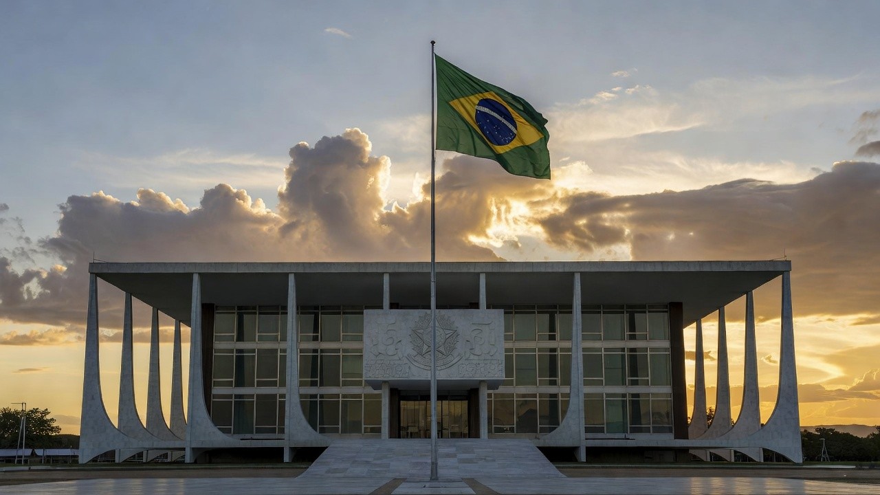 Fachada do Supremo Tribunal Federal em Brasília com bandeira brasileira, simbolizando transferência de ministro na 2ª Turma do STF