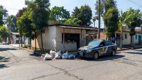 Viatura da PM em bar desarticulado em operação contra tráfico na Zona Leste de Porto Velho