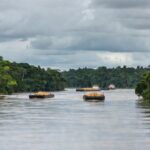 Hidrovia do Rio Madeira com barcaças transportando soja em Rondônia