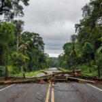 Bloqueio na BR-364 em Cacoal com barreiras na rodovia