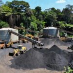 Usina de asfalto em Alta Floresta d'Oeste, Rondônia, com equipamentos industriais e vegetação amazônica