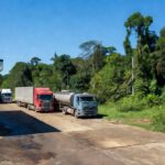 Posto de gasolina na BR-364 em Ariquemes, Rondônia, com caminhões