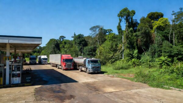 Posto de gasolina na BR-364 em Ariquemes, Rondônia, com caminhões