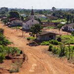 Vista de município e igreja no Cone Sul de Rondônia