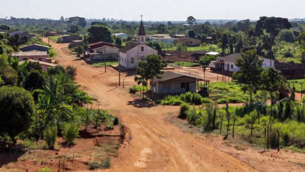 Vista de município e igreja no Cone Sul de Rondônia
