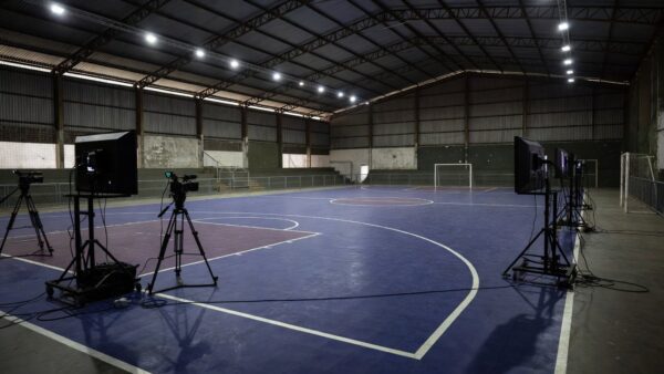 Quadra de futsal com sistema de vídeo suporte no Estadual de Rondônia