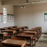 Sala de aula em Buritis com materiais sobre segurança e meio ambiente