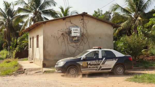 Medidor de energia adulterado e viatura da PM em Ji-Paraná