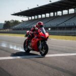 Motocicleta Ducati cruzando linha de chegada em vitória no MotoGP na Alemanha