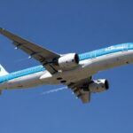 Avião da KLM em voo representando atuação secreta como copiloto
