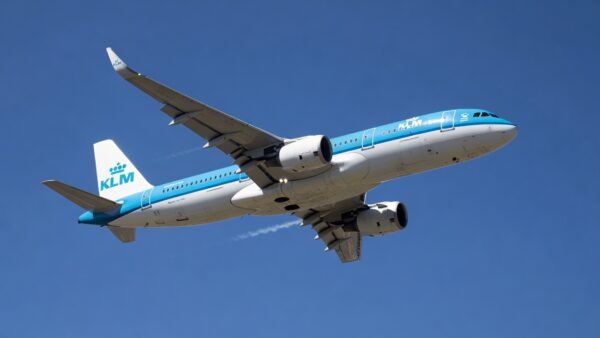 Avião da KLM em voo representando atuação secreta como copiloto