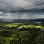 Chuva isolada na Amazônia de Rondônia com nuvens densas sobre a floresta