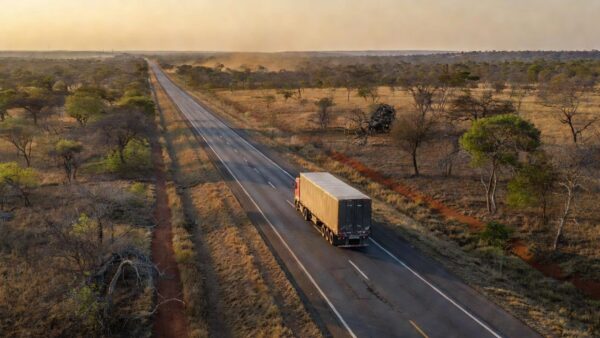 Caminhão em rodovia brasileira durante viagem de trabalho