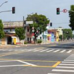 Nova sinalização viária no centro de Porto Velho reforçando segurança no trânsito.