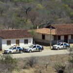Viaturas da polícia em operação de busca em casa e gabinete da Câmara de Campo Novo